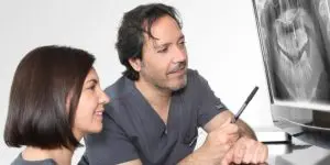 Implantes dentales post extracción en Madrid