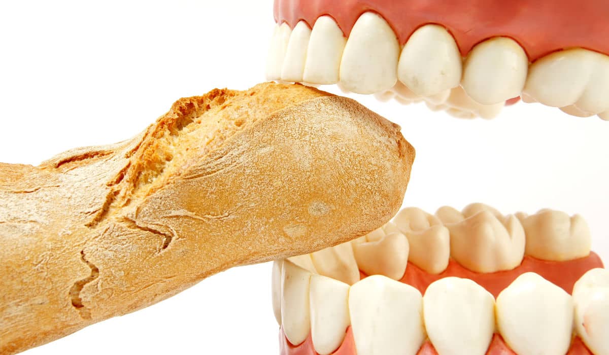 Evita morder alimentos excesivamente duros - Urgencia dental